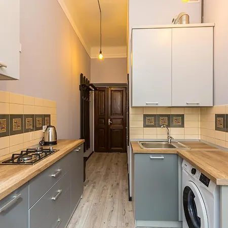 центр на вулиці проспект шевченка 12 навпроти макдональса з балконом *