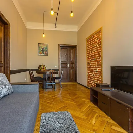 центр на вулиці проспект шевченка 12 навпроти макдональса з балконом * 利沃夫