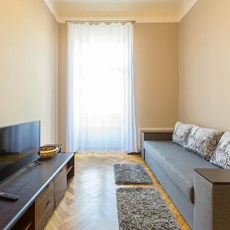 центр на вулиці проспект шевченка 12 навпроти макдональса з балконом Daire