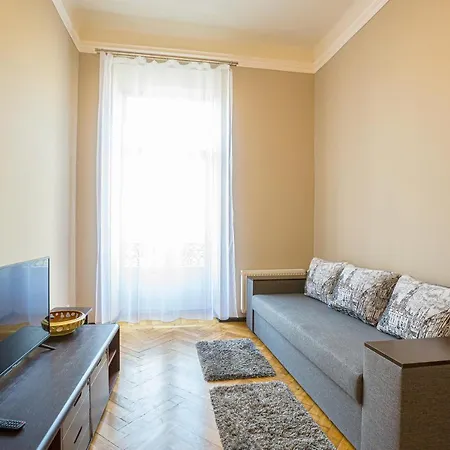 центр на вулиці проспект шевченка 12 навпроти макдональса з балконом Lviv