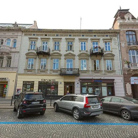 центр на вулиці проспект шевченка 12 навпроти макдональса з балконом Lviv