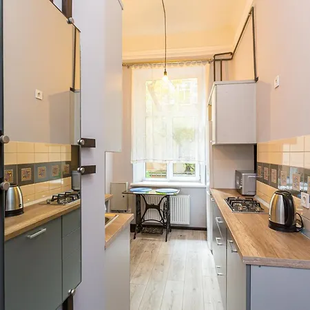 центр на вулиці проспект шевченка 12 навпроти макдональса з балконом *