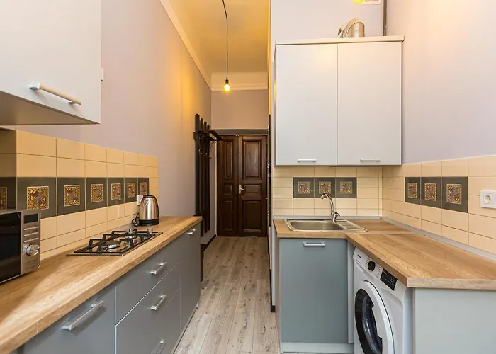 центр на вулиці проспект шевченка 12 навпроти макдональса з балконом *