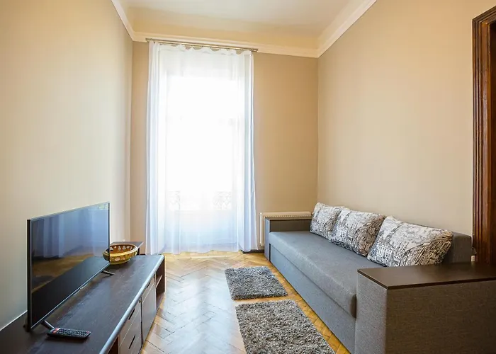 центр на вулиці проспект шевченка 12 навпроти макдональса з балконом Lviv