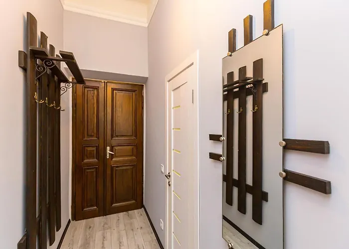 центр на вулиці проспект шевченка 12 навпроти макдональса з балконом * Lviv