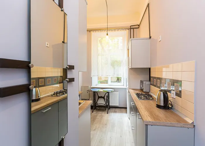 центр на вулиці проспект шевченка 12 навпроти макдональса з балконом *